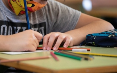 Un alumne amb mascareta a l'aula | Roger Benet